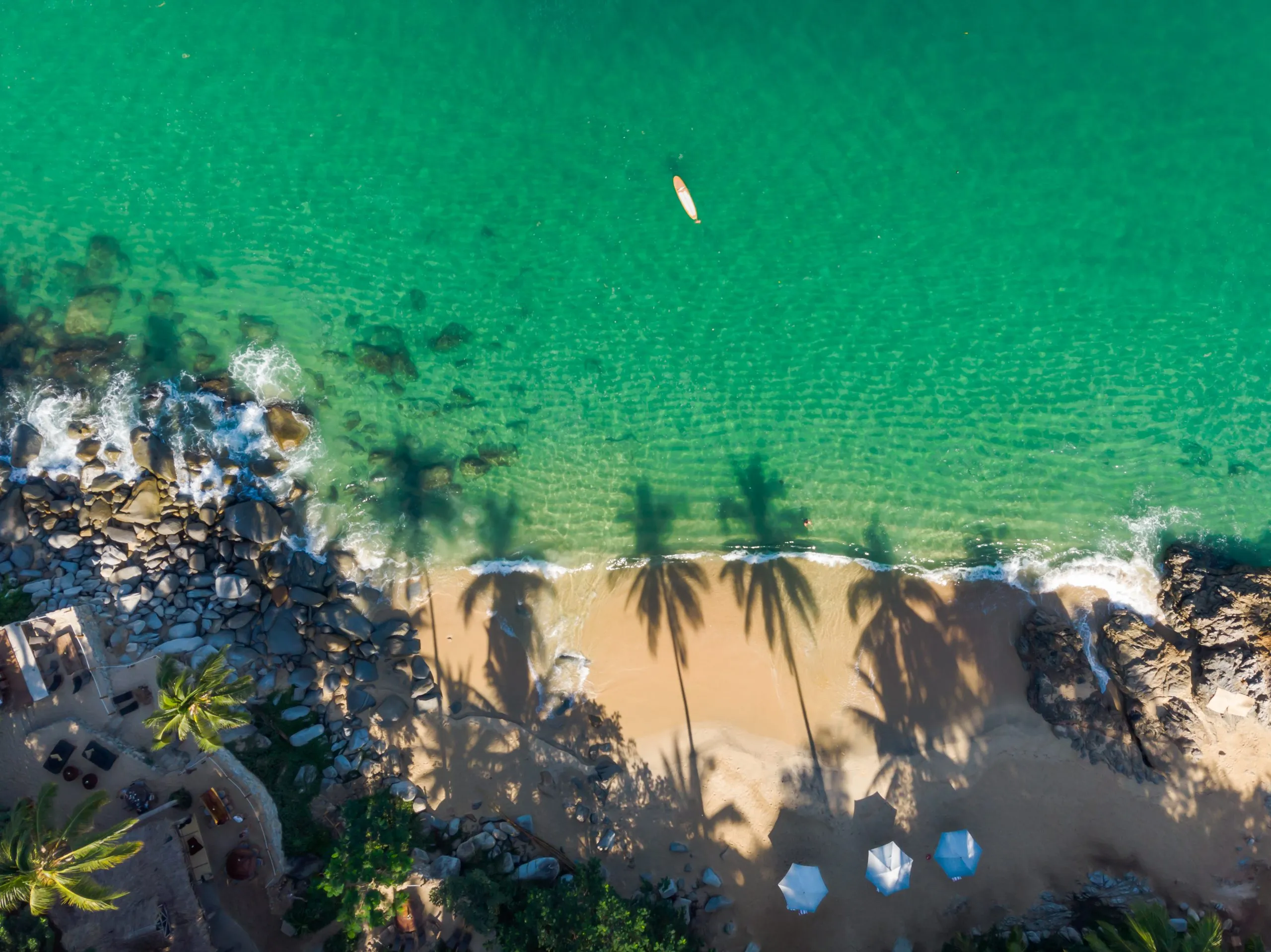 Vista aérea de Playa Caballo con selva y mar turquesa, Casitas Maraika
